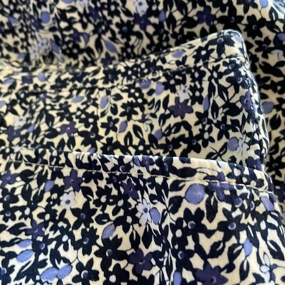 The Limited Stretch.. with pockets.flower print skirt.. shades of blue - Picture 4 of 4